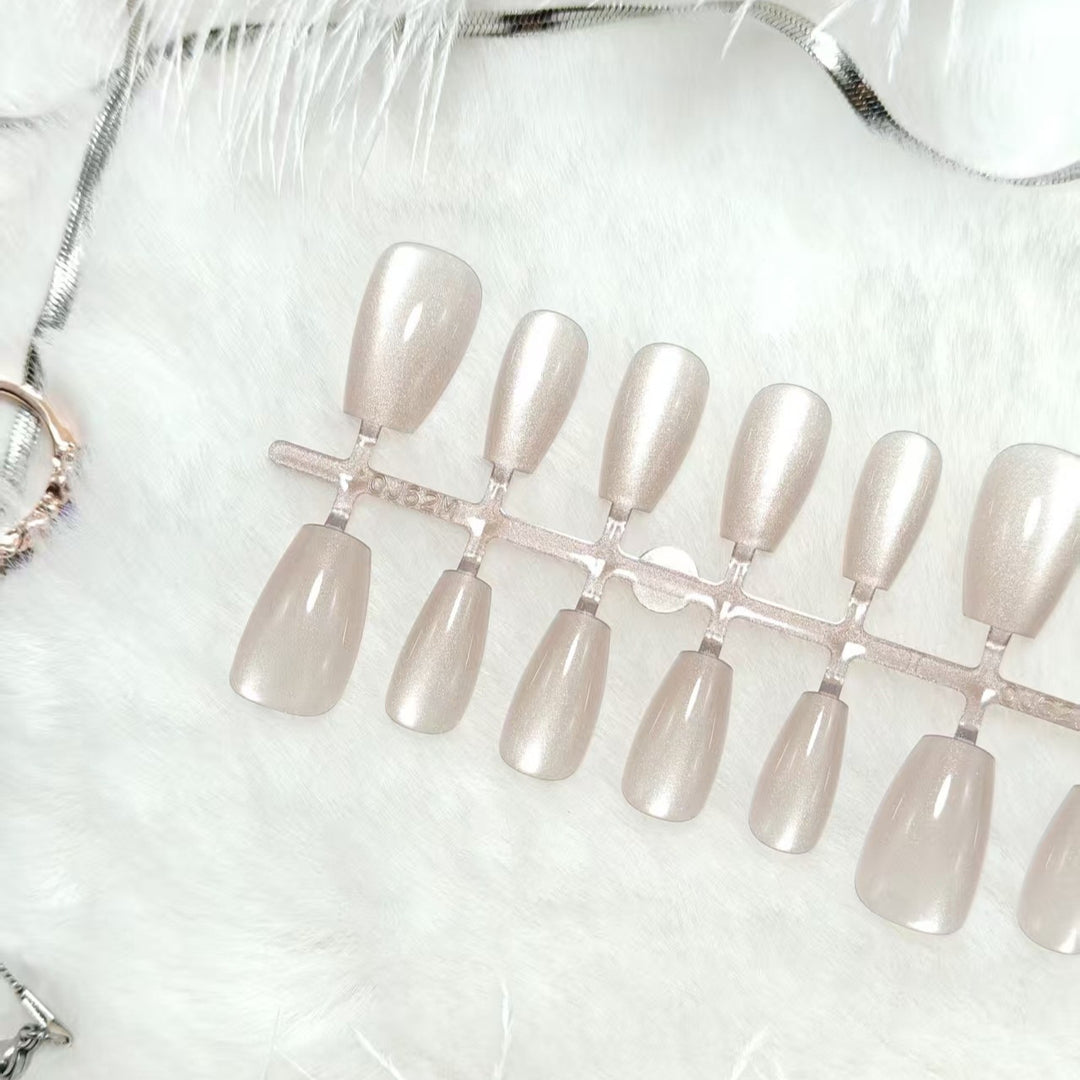 Artificial Nails in Elegant Nude Look Kalsten