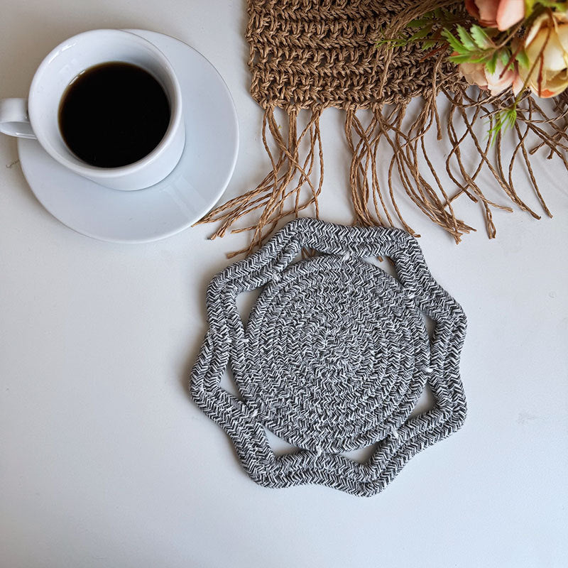 Braided cotton placemat with wavy edge and decorative contrast border