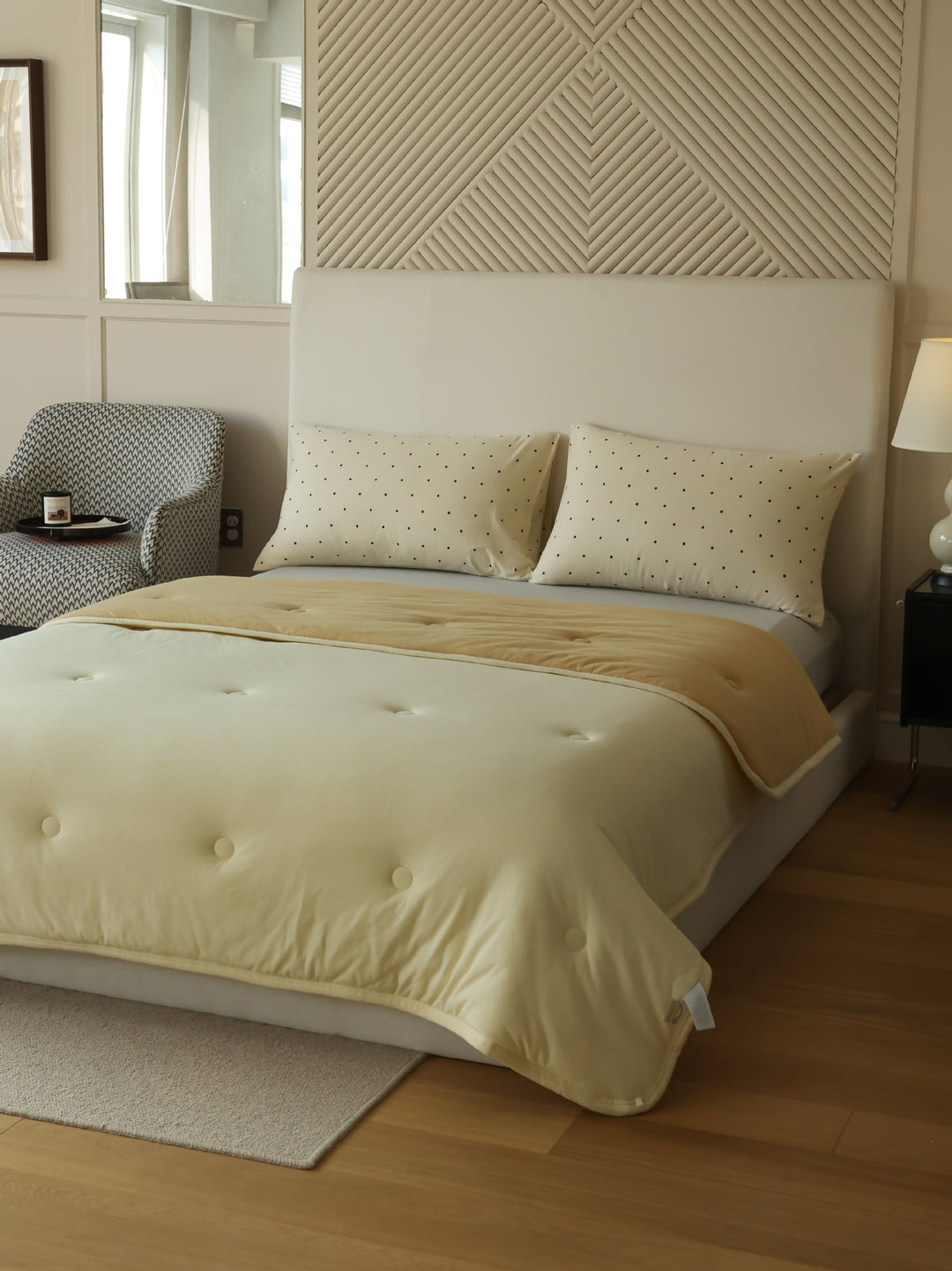 Ultralight climate-regulating quilted blanket with compact filling and cotton surface