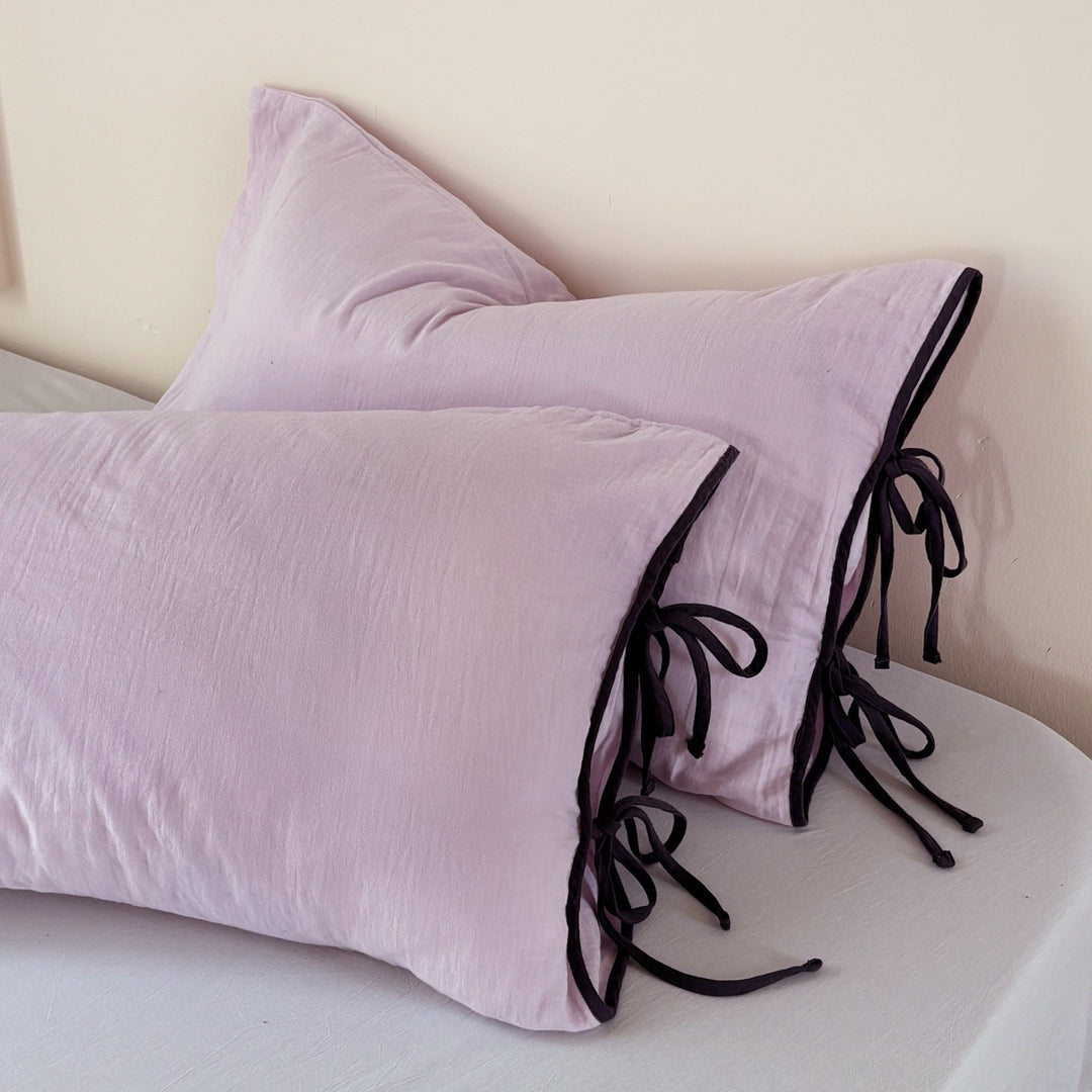 Pillowcase set in washed linen look with decorative ties