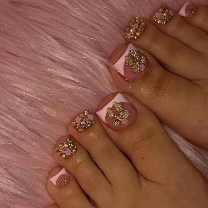 Artificial nail set with glamorous decorations and shimmering accents Kalsten