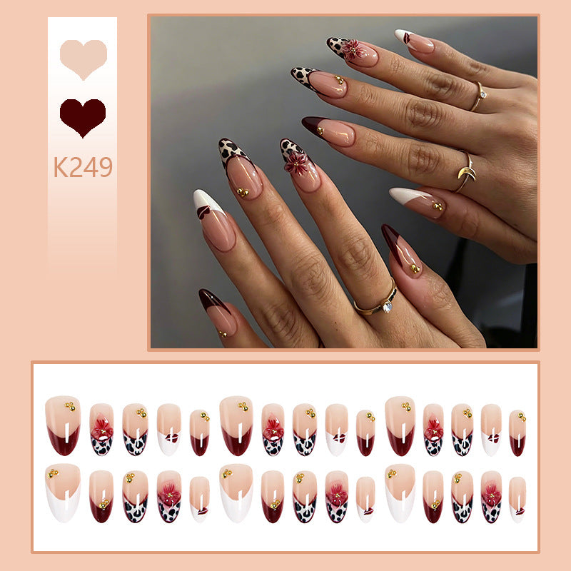 Artificial nail set with elegant floral patterns and glamorous details Kalsten