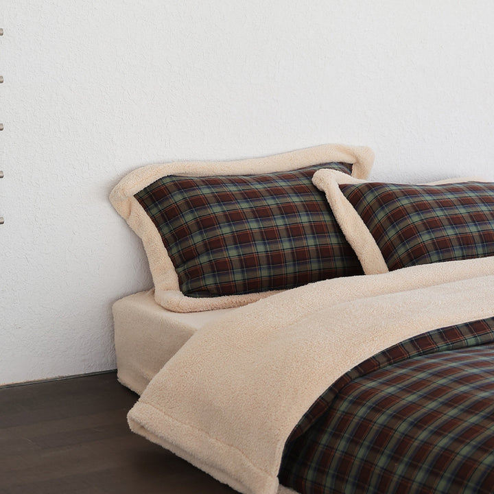 Bedding set made of cozy checkered flannel with teddy fleece edge