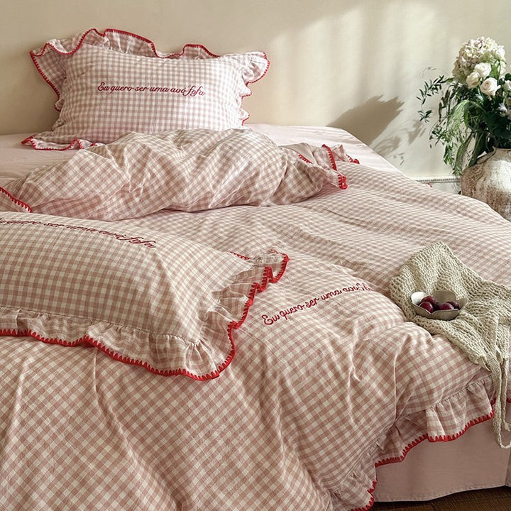 Romantic checkered bedding set with ruffle, frill edge and embroidered decorative detail