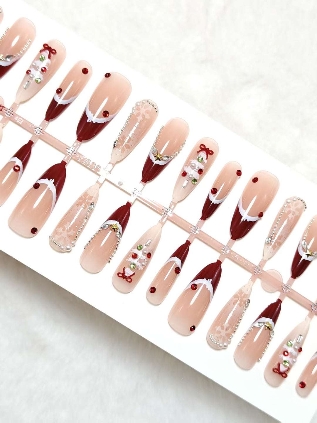 Artificial nails with festive designs and glitter accents Kalsten