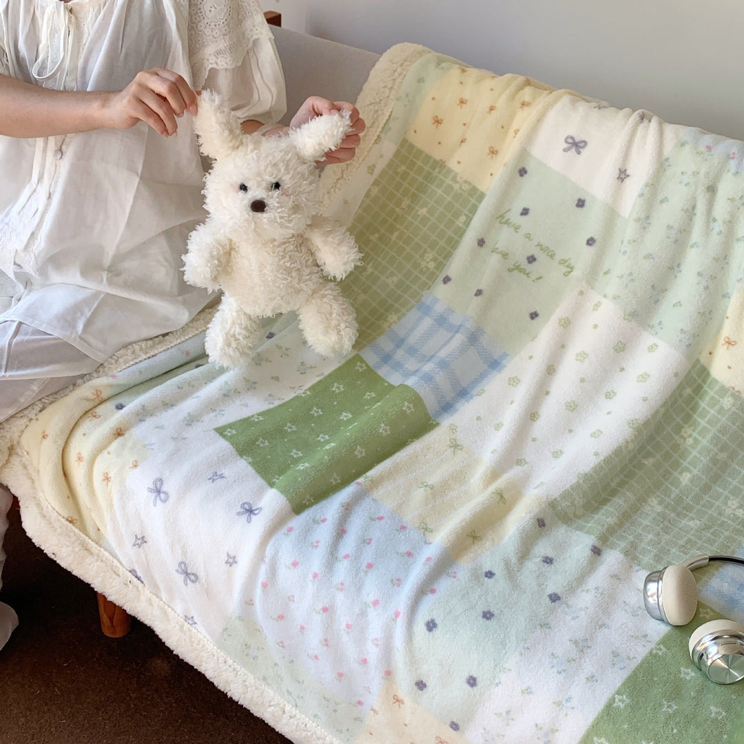 Reversible fleece blanket with cartoon cat design and teddy lining