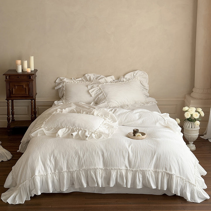 Bedding set with ruffle and fine texture in cotton mix