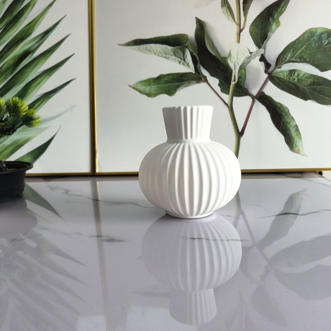 Elegant Ribbed Ceramic Vase Kalsten