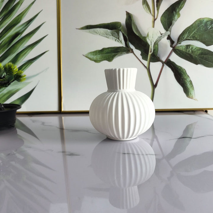 Elegant Ribbed Ceramic Vase Kalsten