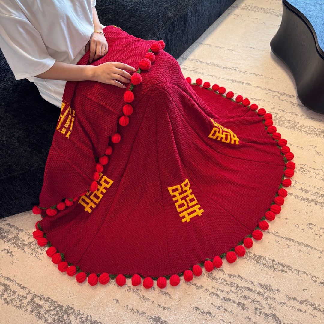 Snuggle blanket with decorative pompom fringes Kalsten