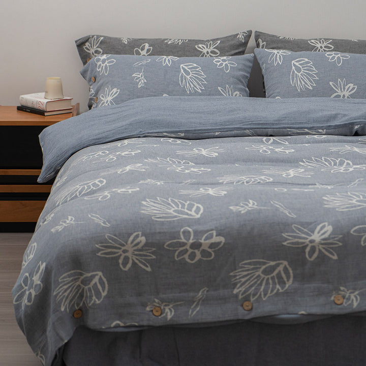 Linen look bedding set with floral print and wooden button closure