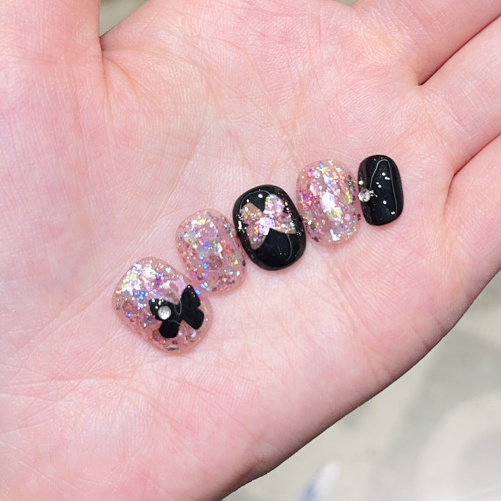 Artificial nails with glitter and bow accents Kalsten