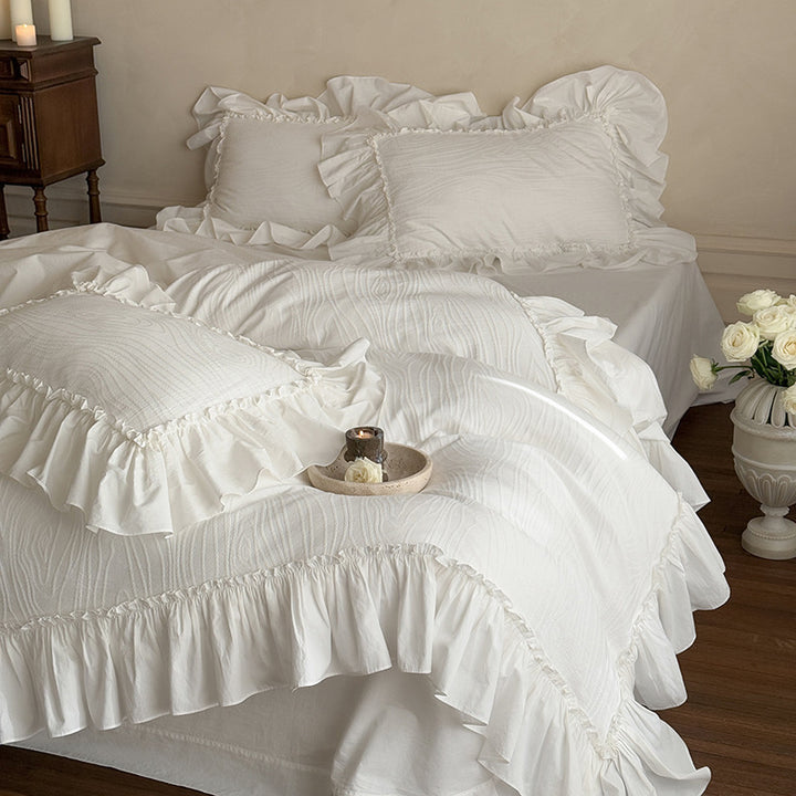 Bedding set with ruffle and fine texture in cotton mix