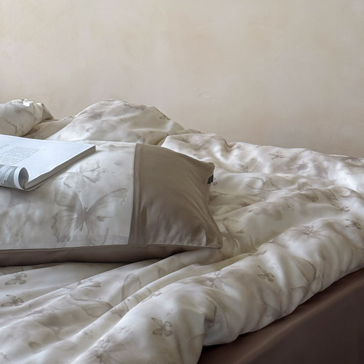 Bedding set made of cotton satin with woven butterfly jacquard and contrasting border