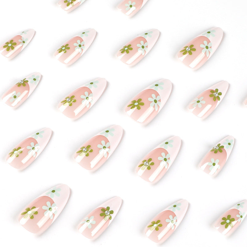 Artful nail art with delicate floral motifs Kalsten