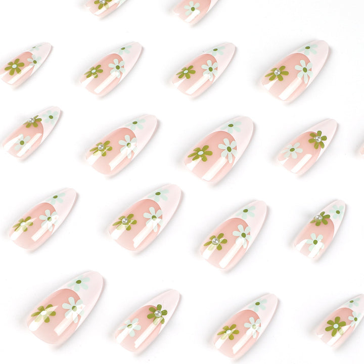 Artful nail art with delicate floral motifs Kalsten