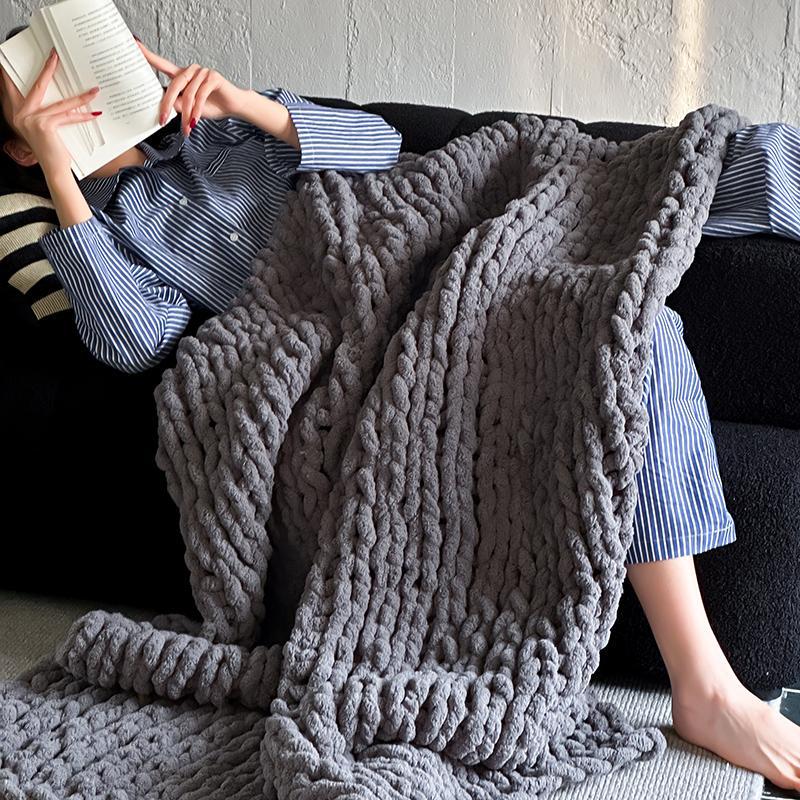 Oversized Hand-Knitted Chunky Knit Throw Blanket made of Chenille