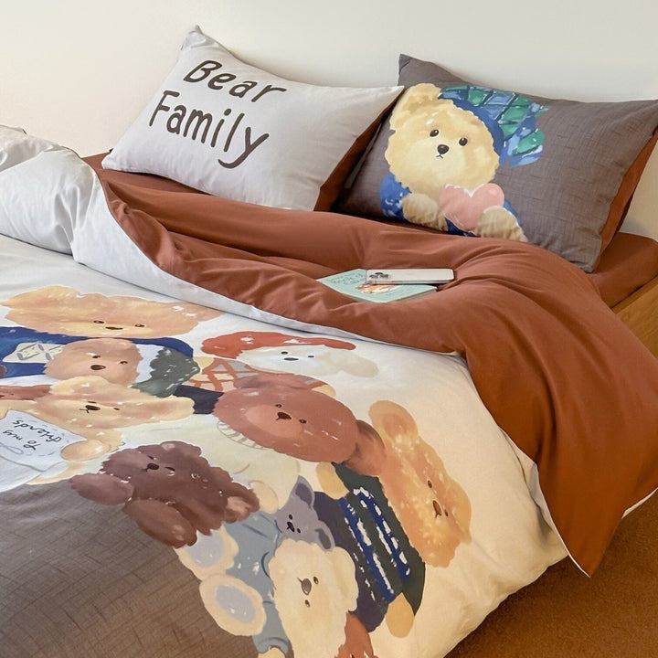 Multi-piece duvet cover and pillowcase set made of cotton muslin with illustrative teddy bear family print