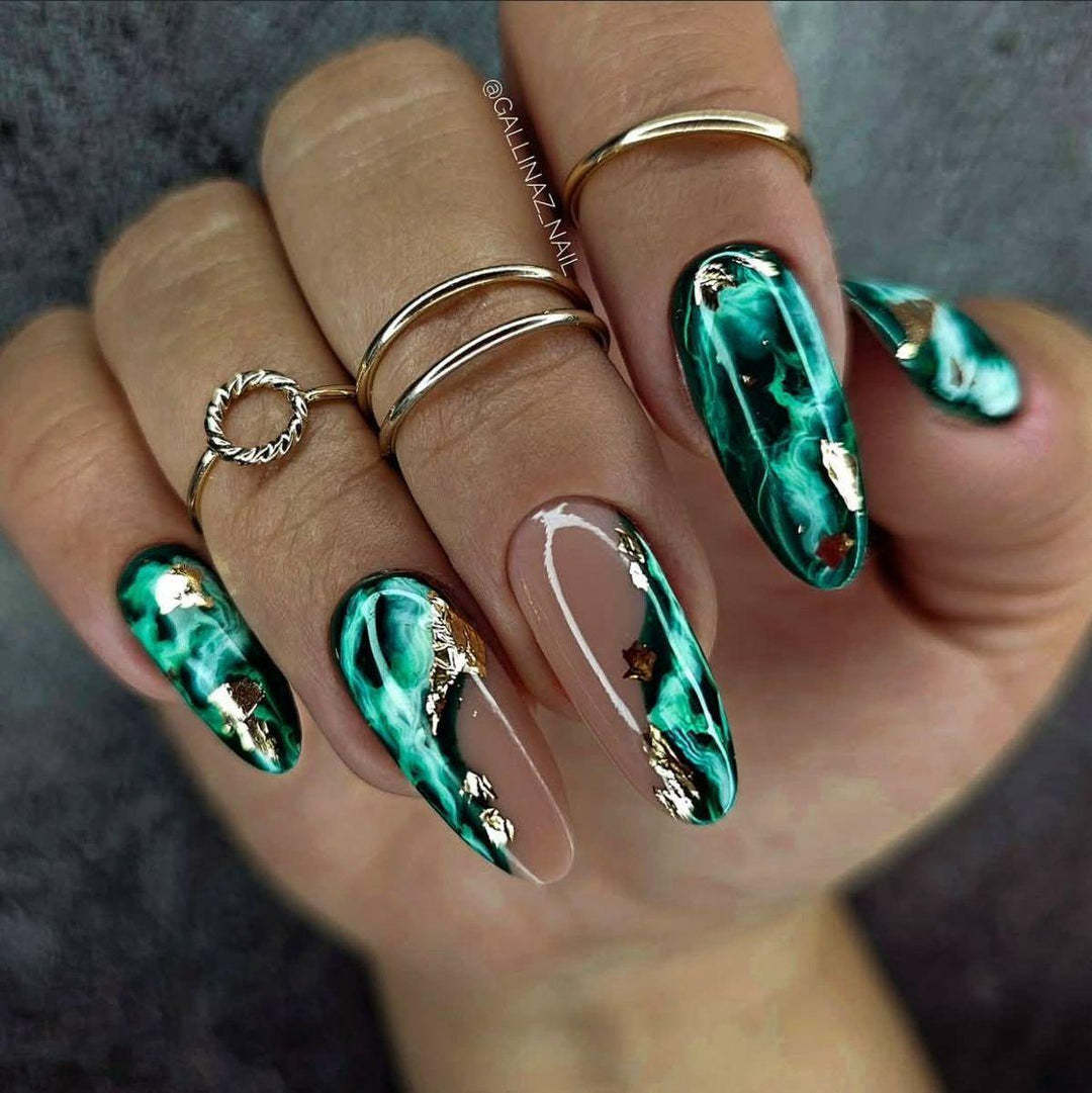 Artificial nails in luxurious marble and gold design Kalsten