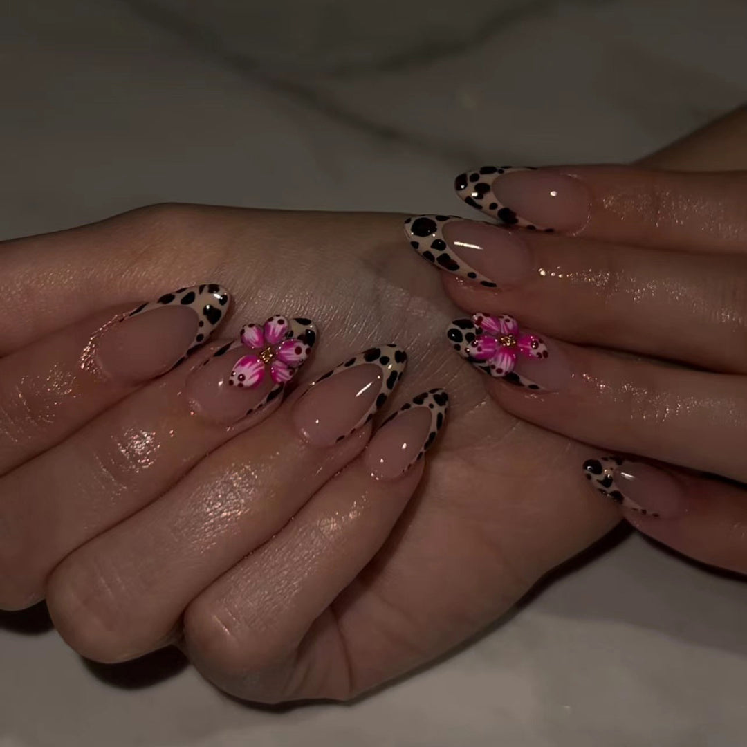 Artificial nail art with floral design and stylish leopard pattern Kalsten