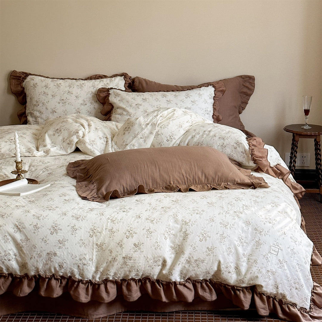 Bedding set with ruffled edges and fine minimalist pattern