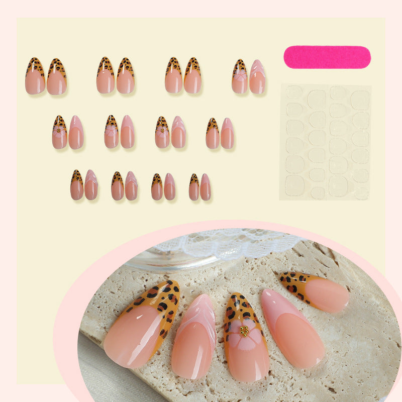 Nail set with trendy leopard design and elegant accents Kalsten