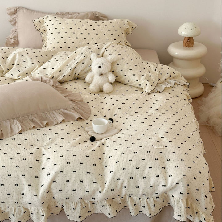 Bedding set made of cotton gauze with ruffled trim and fine bow print