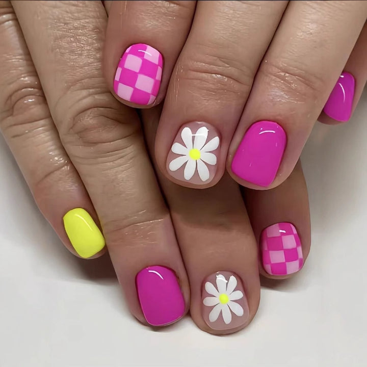 Artifical nail set with playful flower and plaid pattern Kalsten