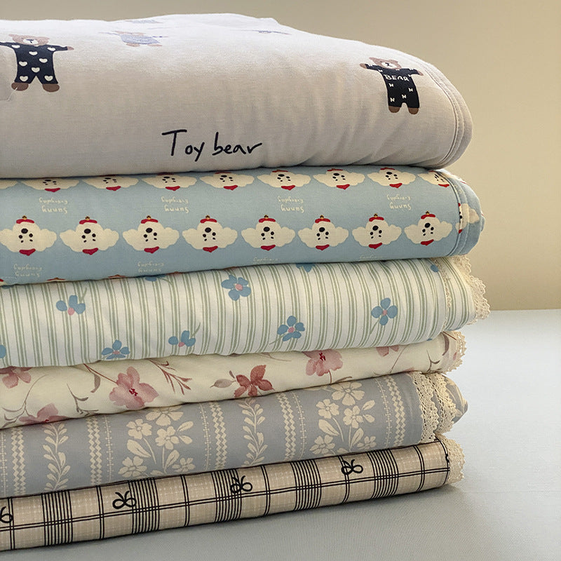 Light cotton gauze bedding set with fine stripe and floral pattern as well as lace edge