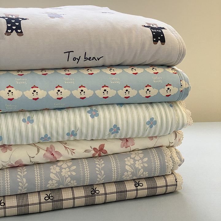 Light cotton gauze bedding set with fine stripe and floral pattern as well as lace edge