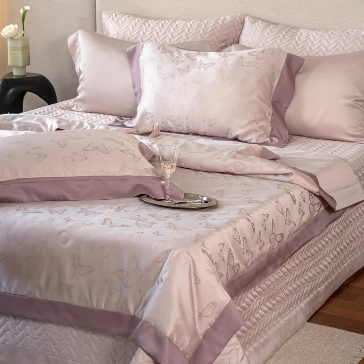 Luxurious quilt bedding set made of satin with embossed wave relief and satin border