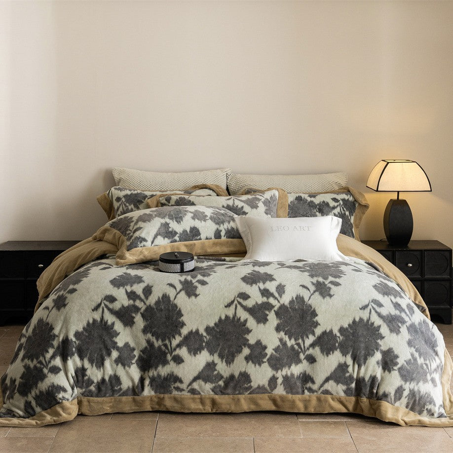 Luxurious reversible bedding set with velvety edging and abstract Ikat pattern