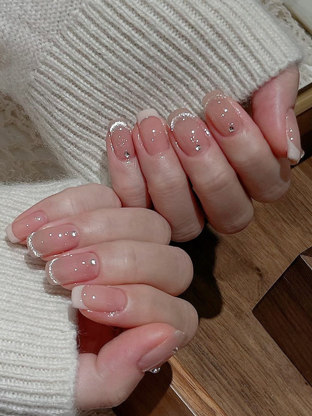 Glamorous artificial nails with filigree rhinestone details Kalsten