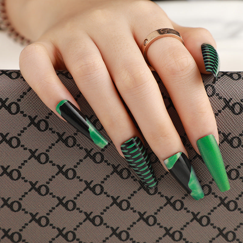Artificial nails in an elegant design with a modern play of colors Kalsten