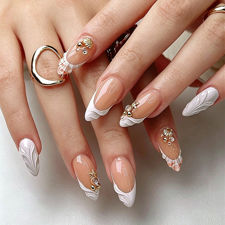 Artificial nail set with playful designs and elegant accents Kalsten