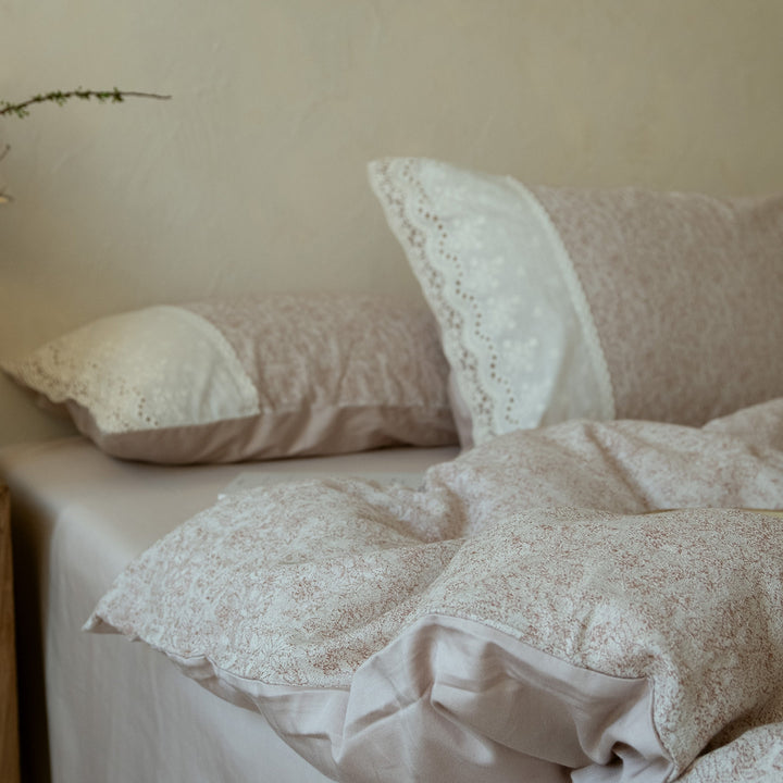 Elegant bedding set made of cotton satin with delicate flower jacquard structure and lace embroidery detail