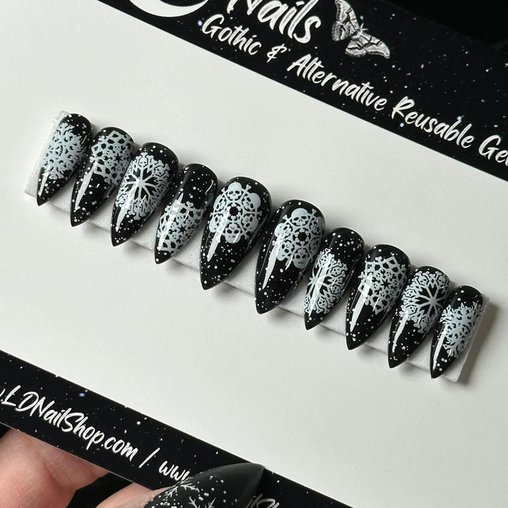 Artificial nails in a unique winter design with snow and reindeer motifs Kalsten