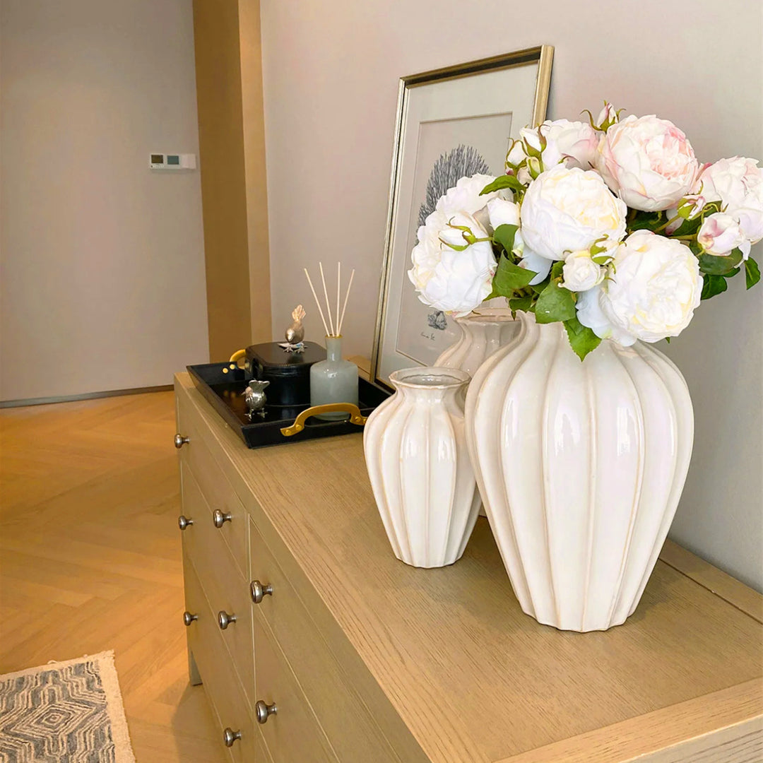 Elegant ceramic vase with ribbed structure Kalsten