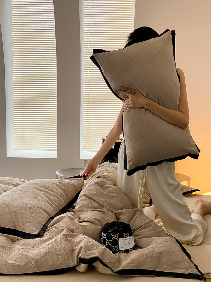 Padded duvet set made of cotton satin with contrasting piping edge