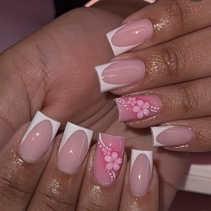 Artfully decorated gel nails Kalsten