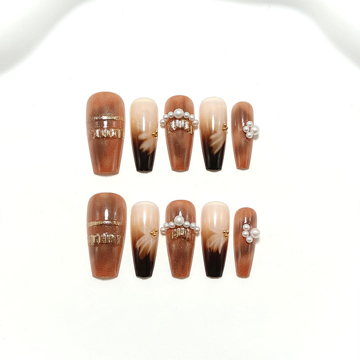 Artificial nails with elegant pearl and gold accents Kalsten