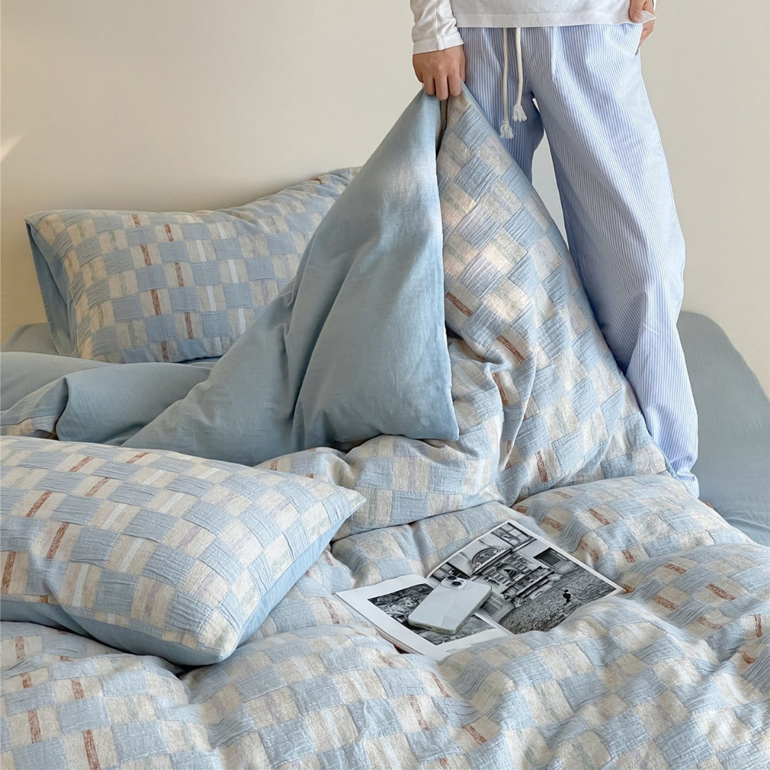 Duvet cover set made of cotton percale with woven checkerboard effect and reversible design
