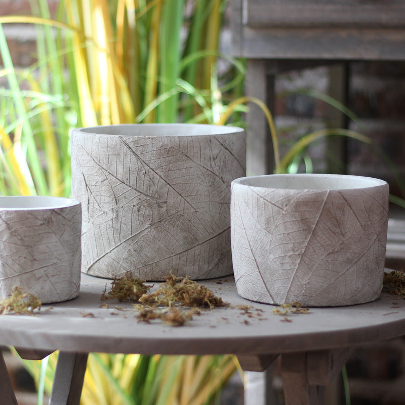 Decorative plant container made of handmade ceramic with leaf pattern Kalsten