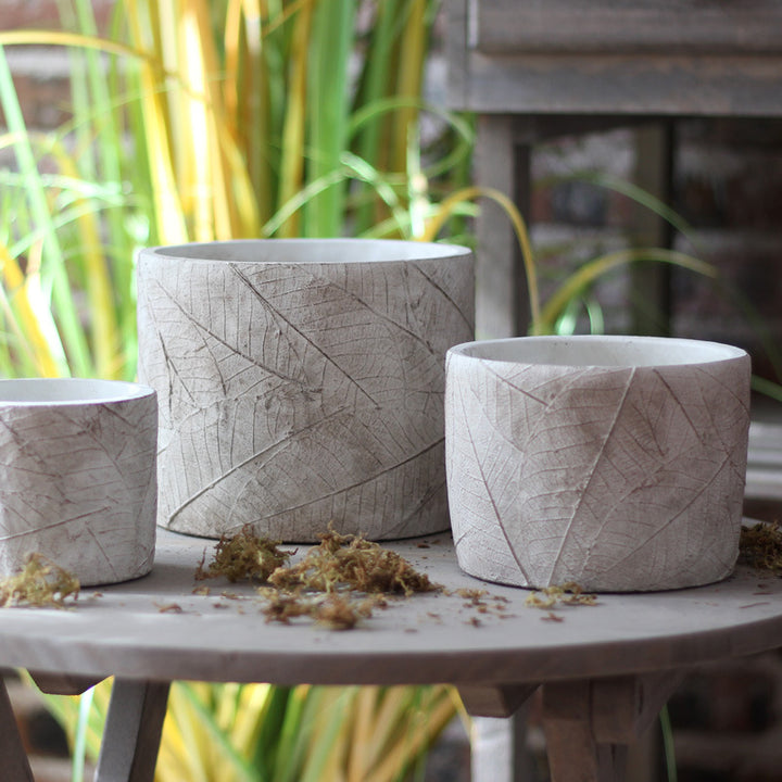 Decorative plant container made of handmade ceramic with leaf pattern Kalsten