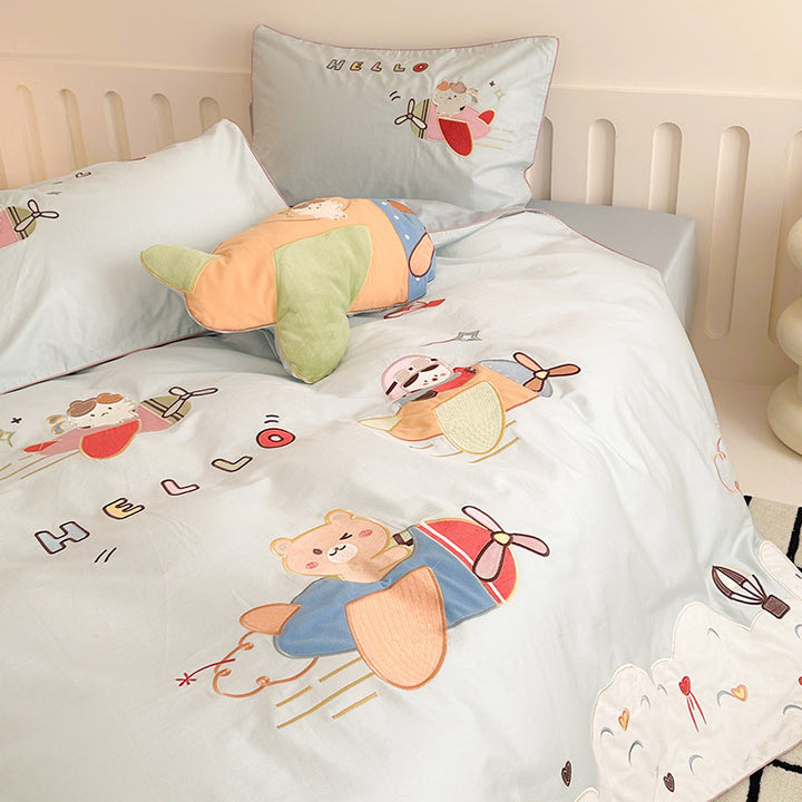 Children's bedding set made of cotton with embroidered airplane and bear motifs