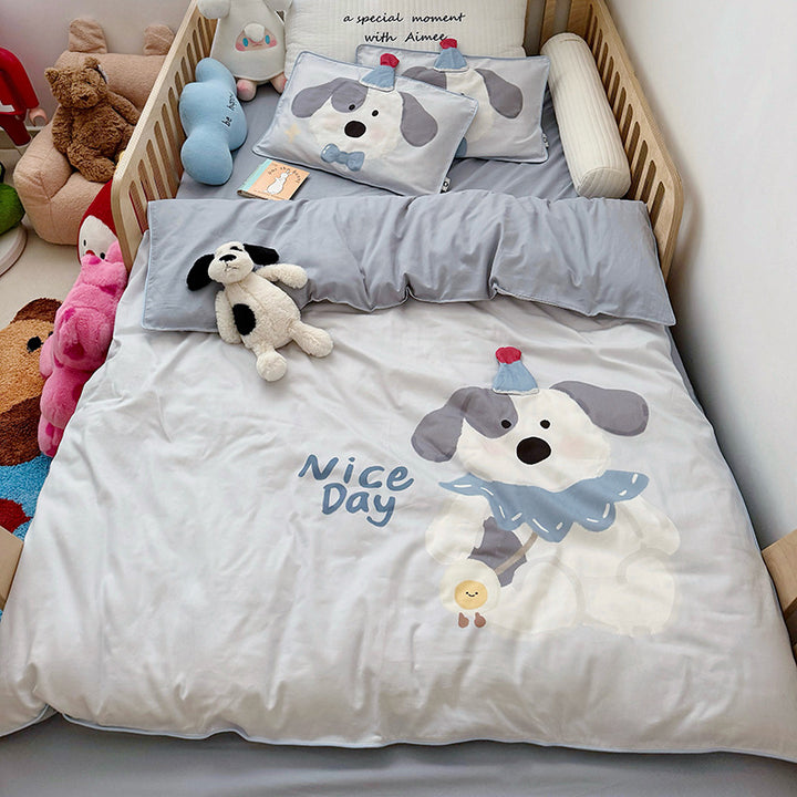 Children's bedding set with plush application and bear motif