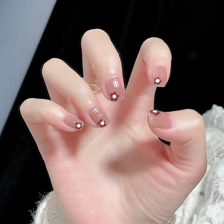 Artful nail art with flower decorations Kalsten