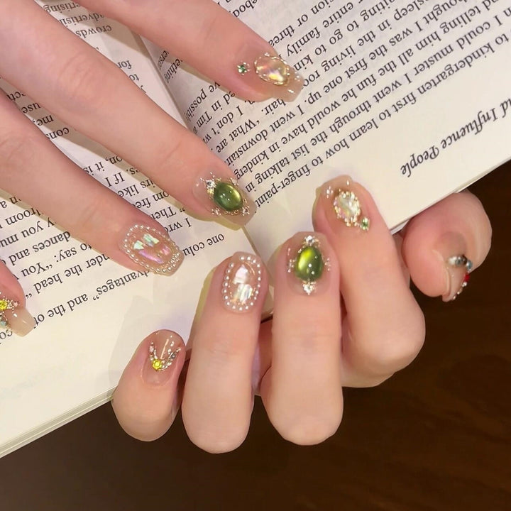 Artificial nails with rhinestone and pearl accents Kalsten