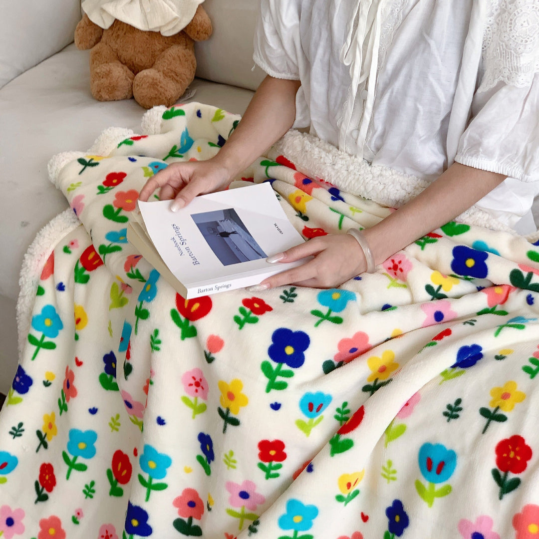 Reversible fleece blanket with cartoon cat design and teddy lining