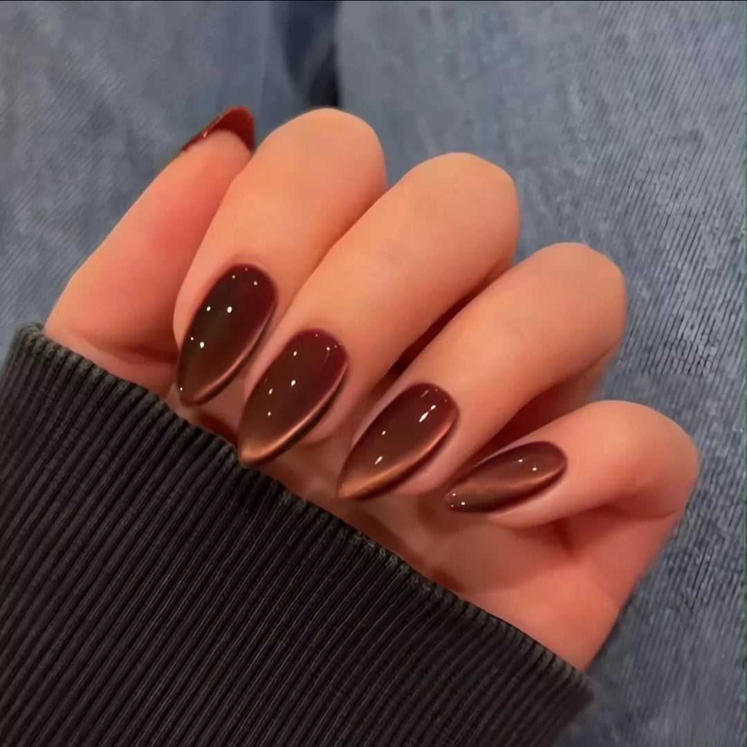 Nail set with an elegant ombre effect and shimmering accents Kalsten